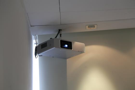 Мультимедийный проектор для показа презентаций