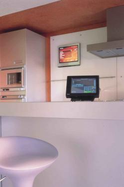 Панель управления Crestron STX-3500C на кухне